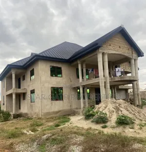 8bdrm House in Kodie Akom, Kumasi Metropolitan for sale