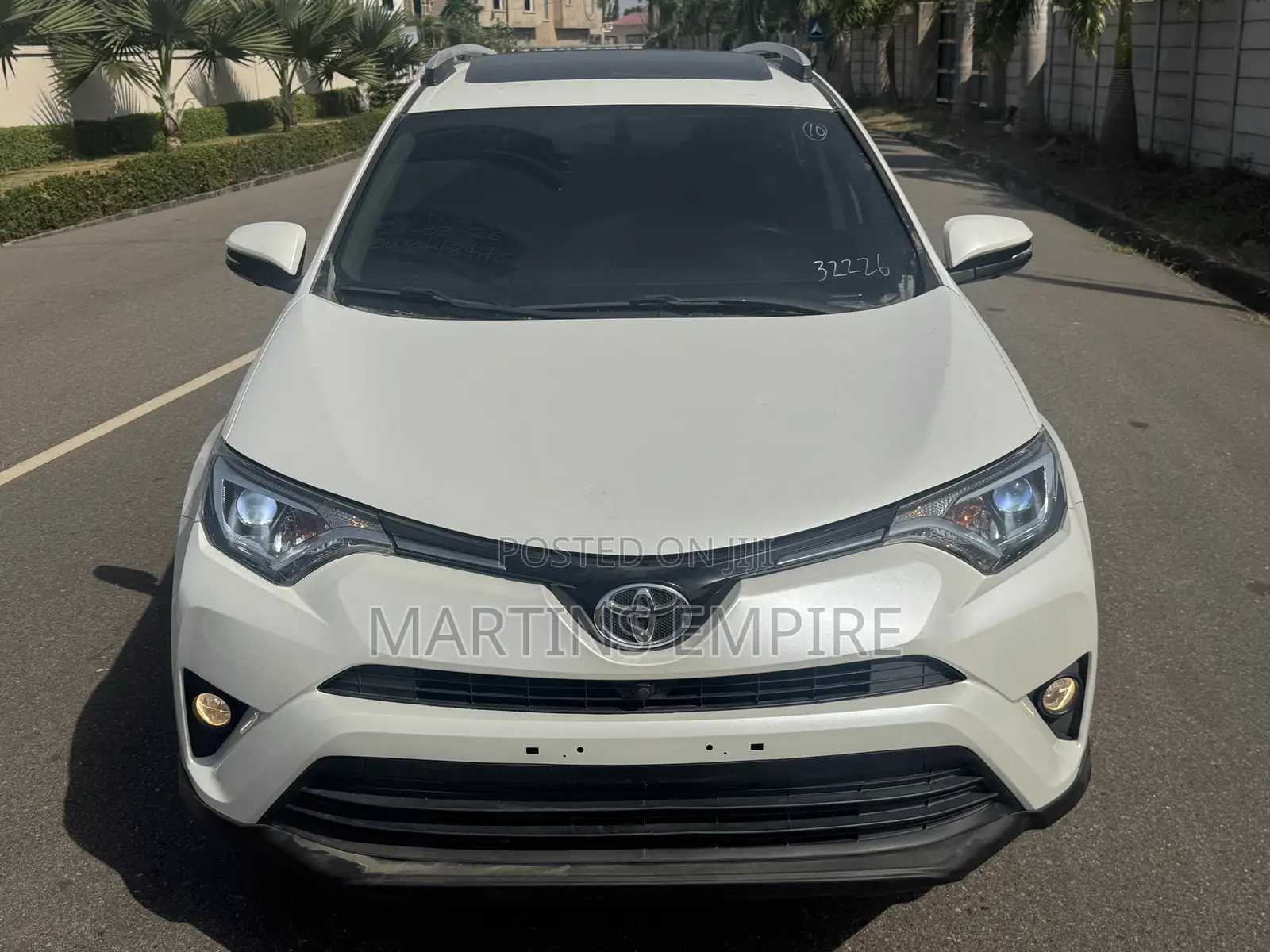 Toyota RAV4 XLE AWD (2.5L 4cyl 6A) 2017 White