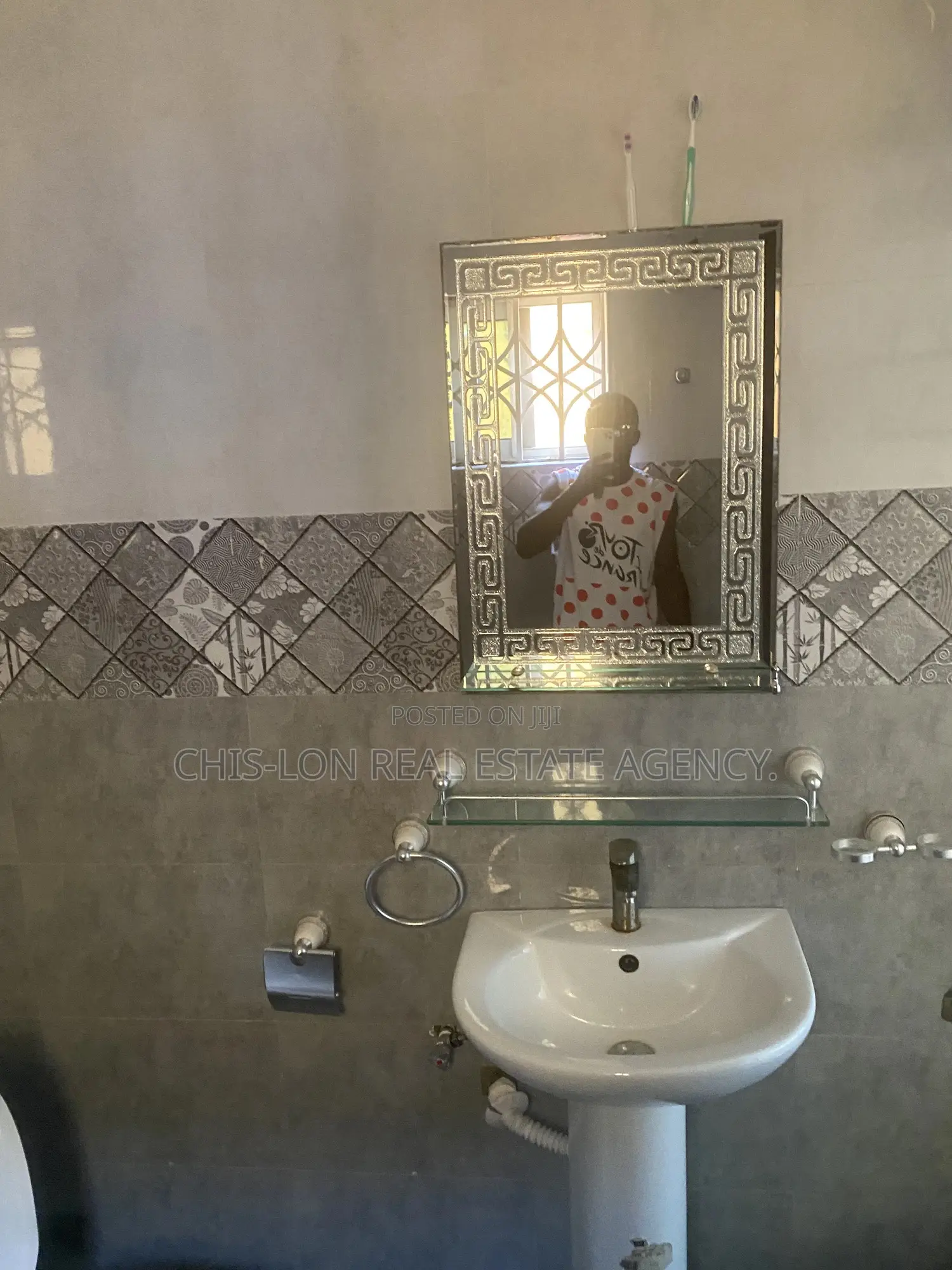 4bdrm Duplex in Chis-Lon Broker’S., West Hills Mall Area for rent