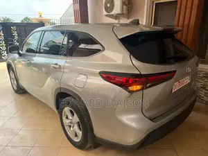 Toyota Highlander LE 2022 Gray
