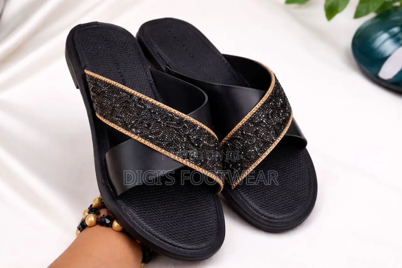 Black Zipper Modern Slipper