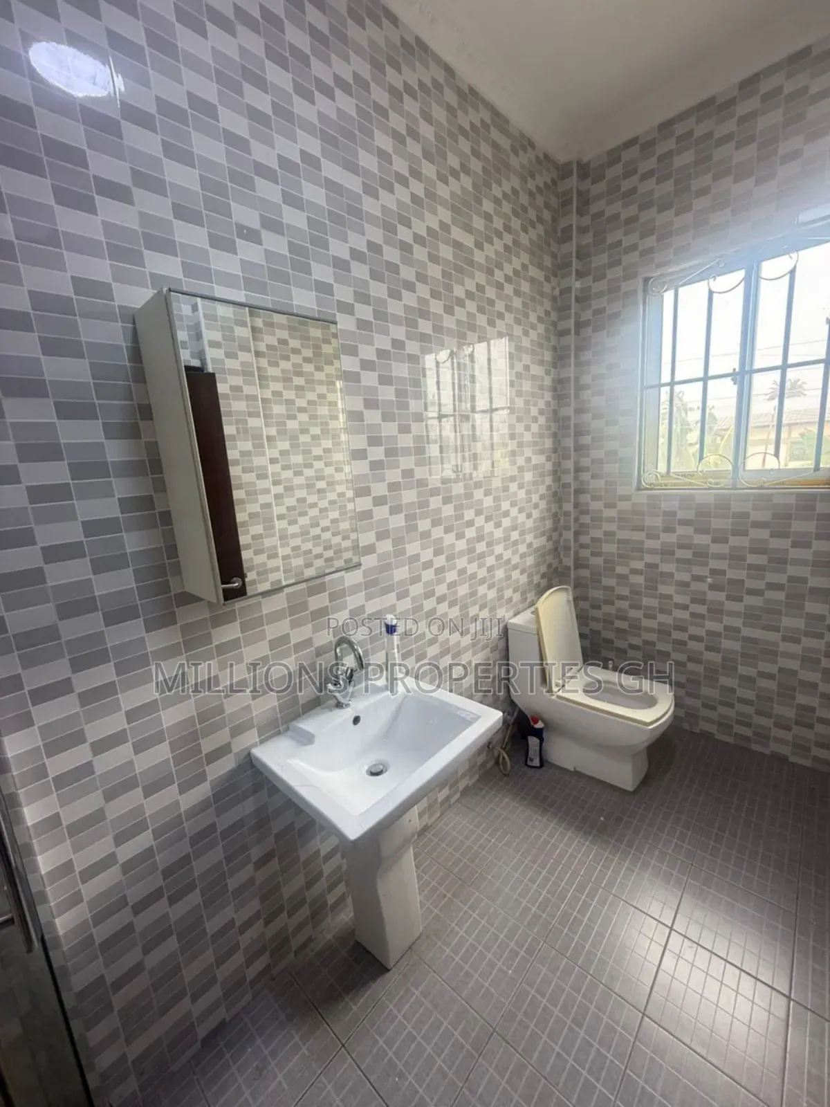 Furnished 7bdrm House in Millions Properties, Community 25 for sale