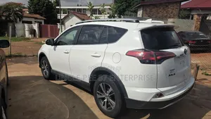 Toyota RAV4 XLE AWD (2.5L 4cyl 6A) 2017 White