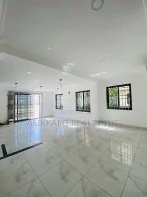 3bdrm Townhouse/Terrace in Beach Road, Sakumono for sale