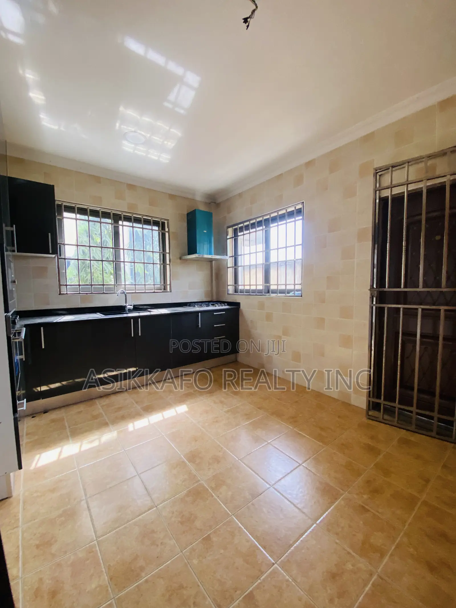 3bdrm Townhouse/Terrace in Beach Road, Sakumono for sale