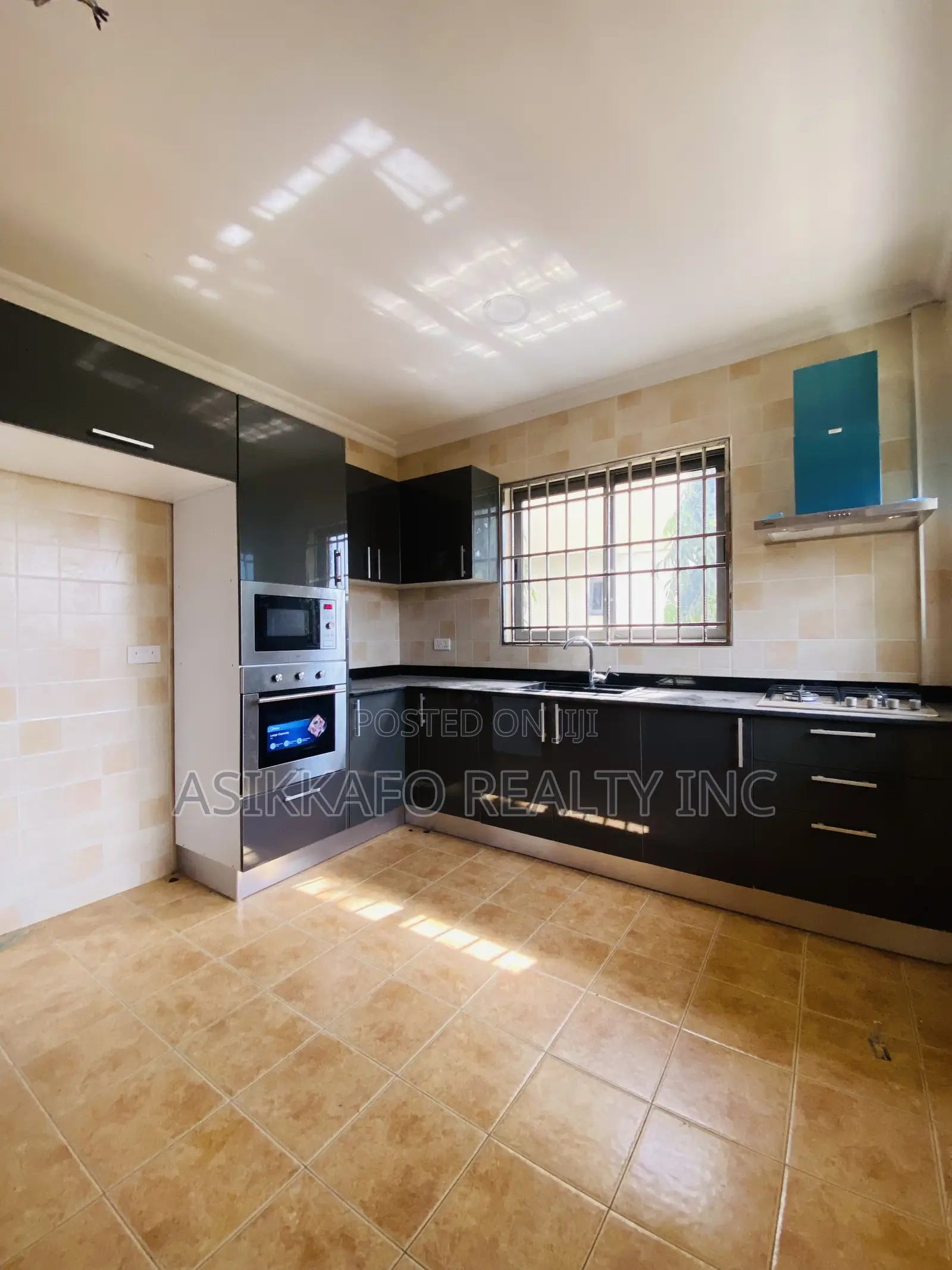3bdrm Townhouse/Terrace in Beach Road, Sakumono for sale