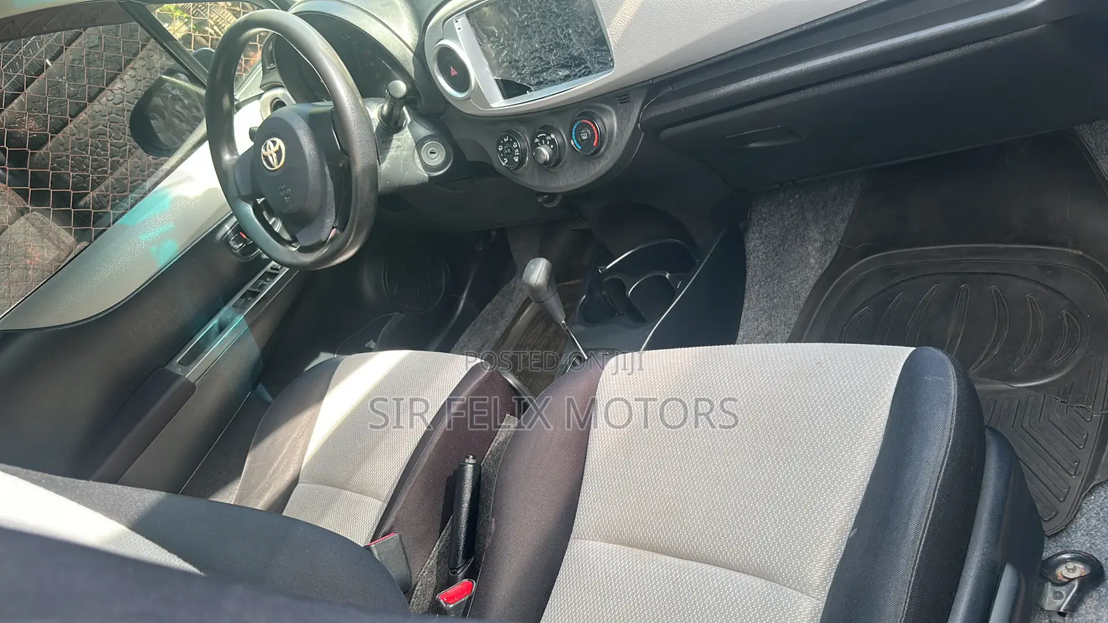 Toyota Vitz 1.3 FWD 5dr 2012 Green