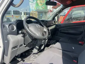 Nissan Caravan (Urvan) 2015 White