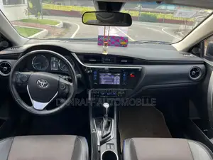 Toyota Corolla SE (1.8L 4cyl 6M) 2018 Silver