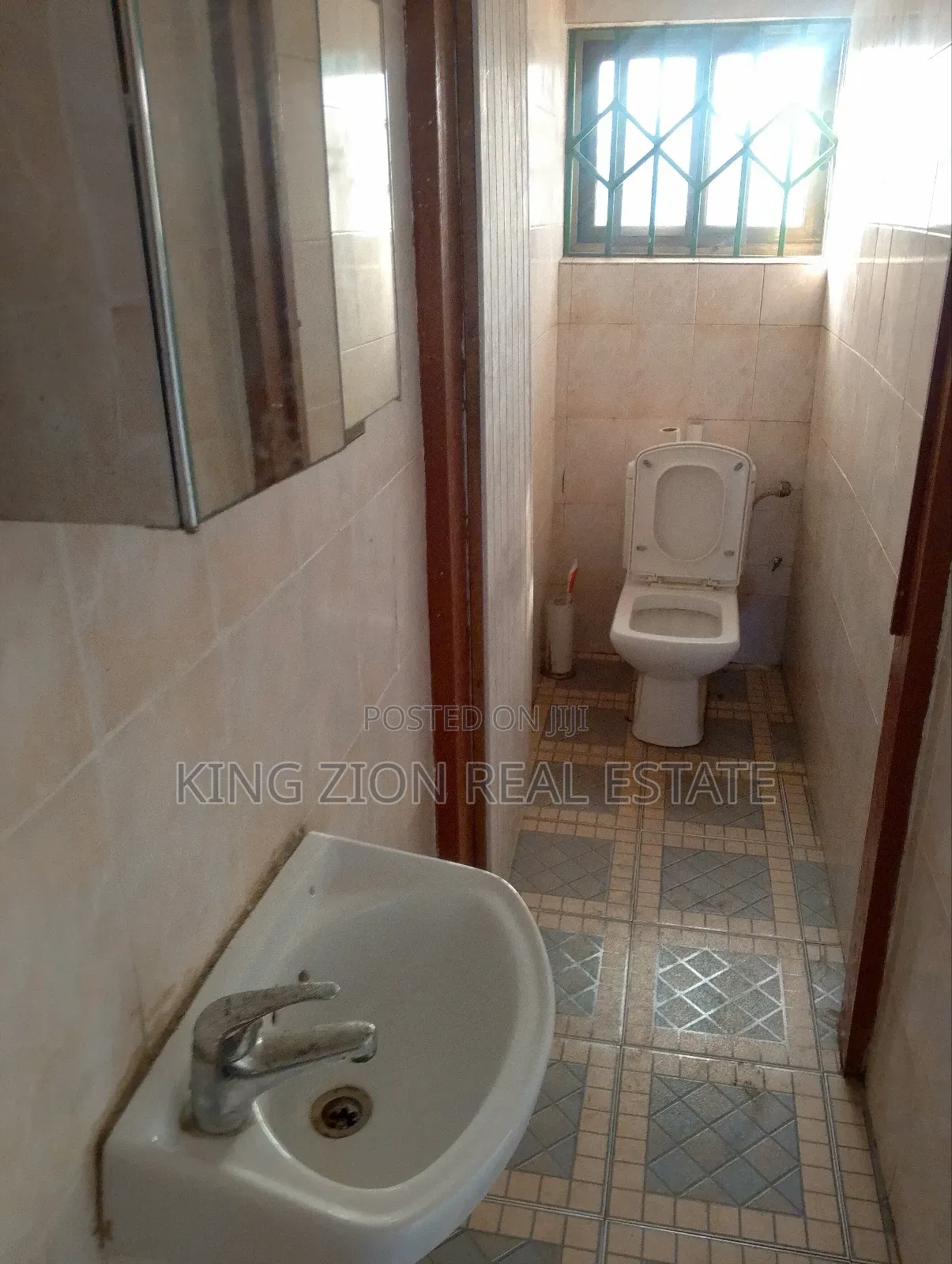 7bdrm House in Kingzion Real, Baah Yard for sale
