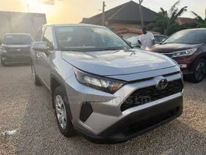 Toyota RAV4 LE 2025 Silver