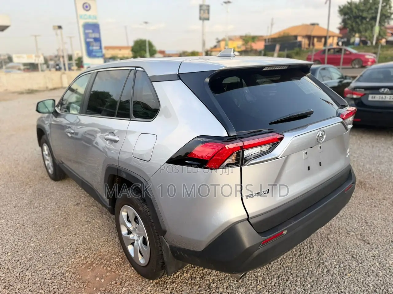 Toyota RAV4 LE 2025 Silver