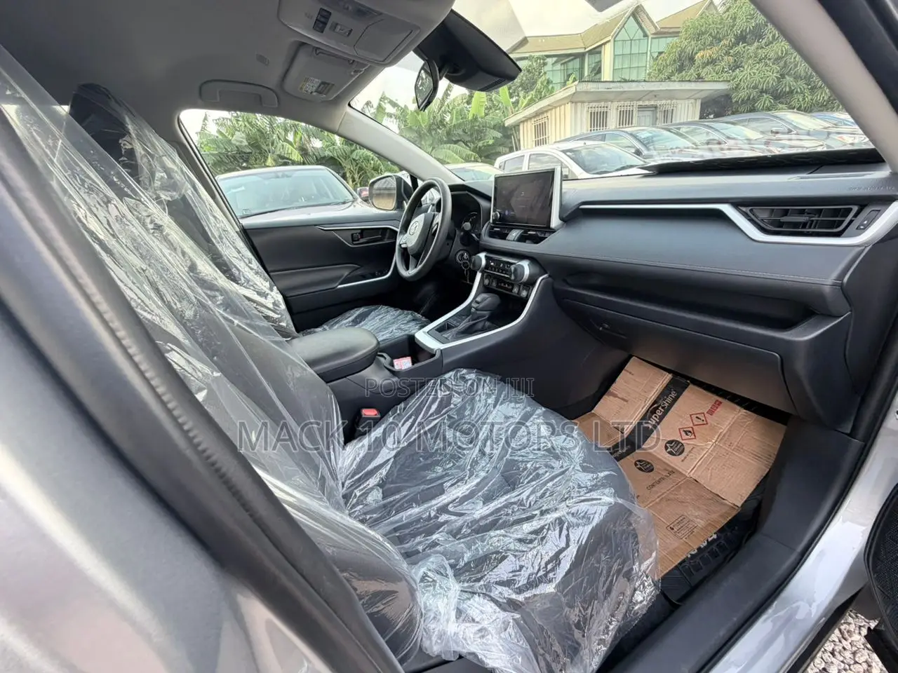 Toyota RAV4 LE 2025 Silver