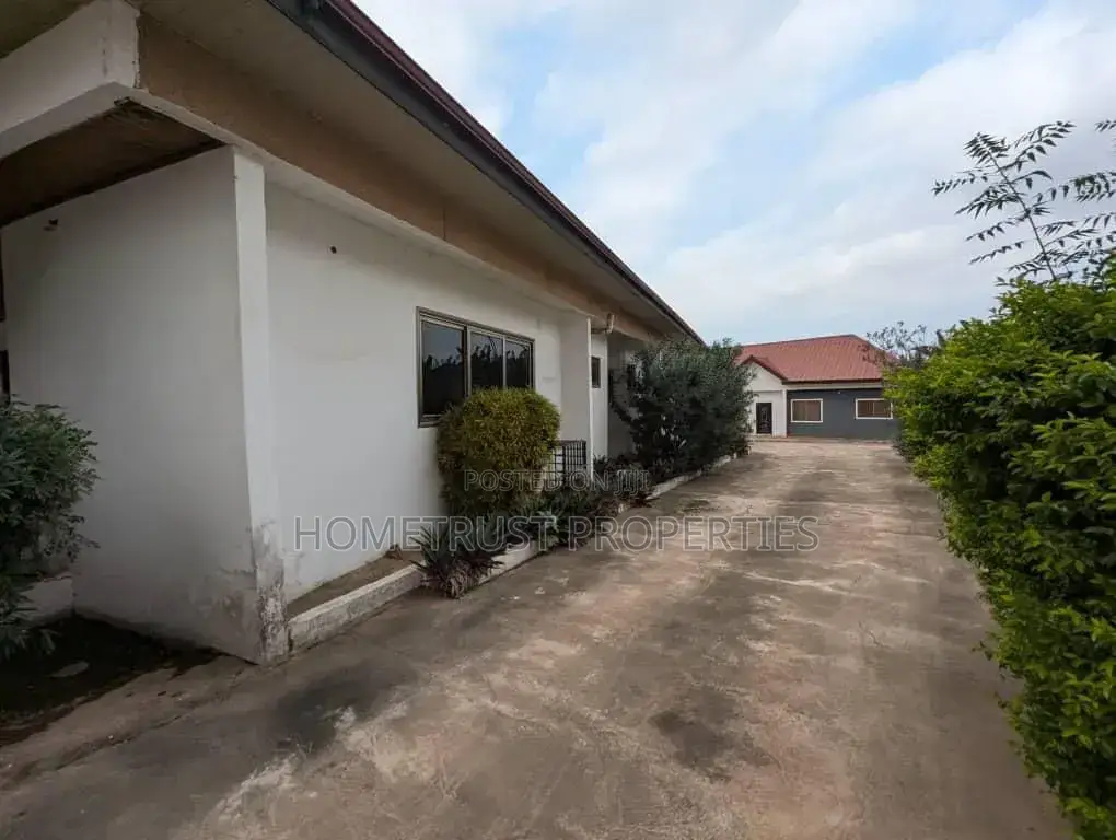 5bdrm House in Achimota Cfc, The Mall for sale