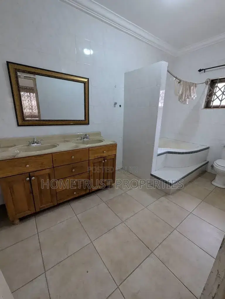 5bdrm House in Achimota Cfc, The Mall for sale