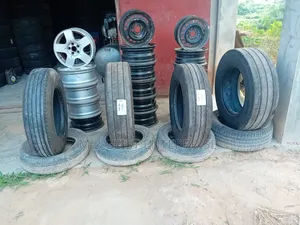 All Kinds Of Home-used Car Tyres Available For Sale