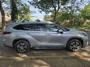 Toyota Highlander 2022 Silver