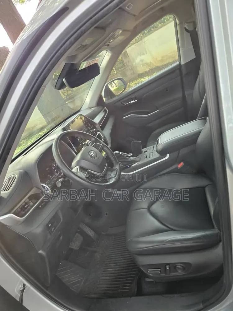 Toyota Highlander 2022 Silver
