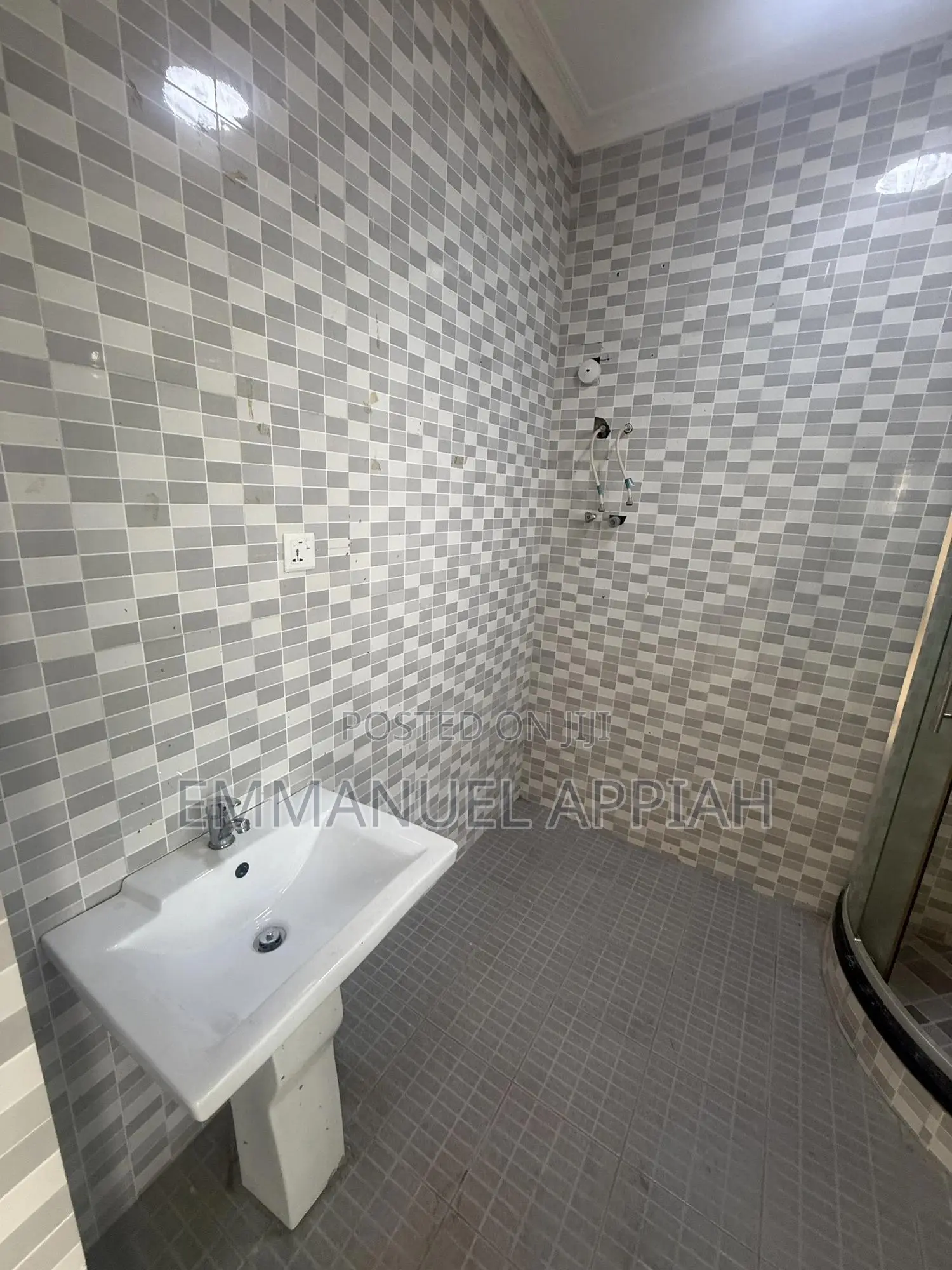 7bdrm House in Tema Comm.12 for rent