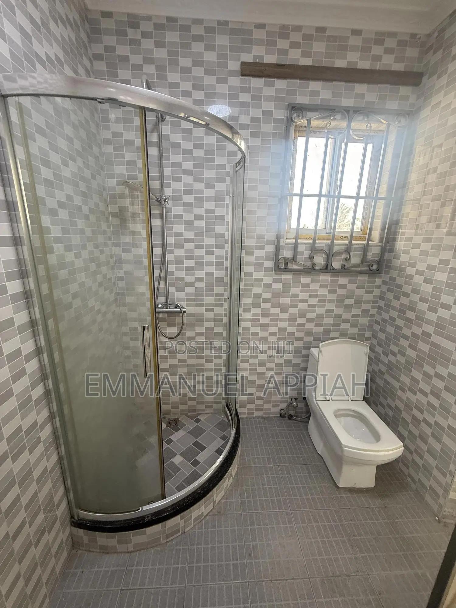7bdrm House in Tema Comm.12 for rent