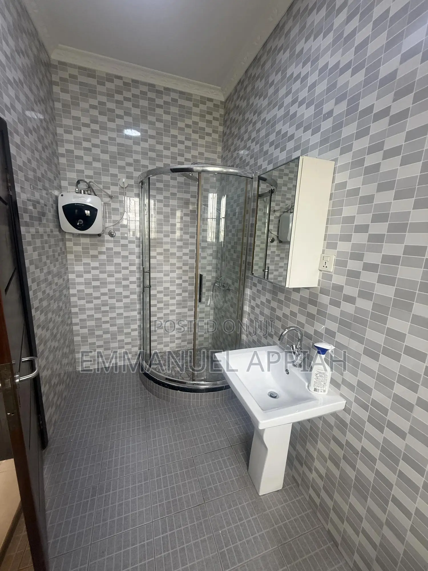 7bdrm House in Tema Comm.12 for rent