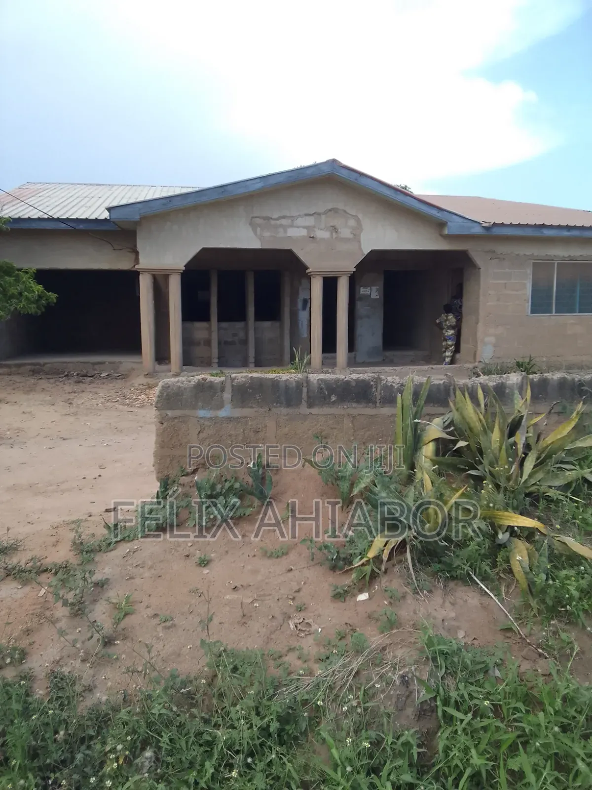 5bdrm House in Ngleshie Amanfro for sale
