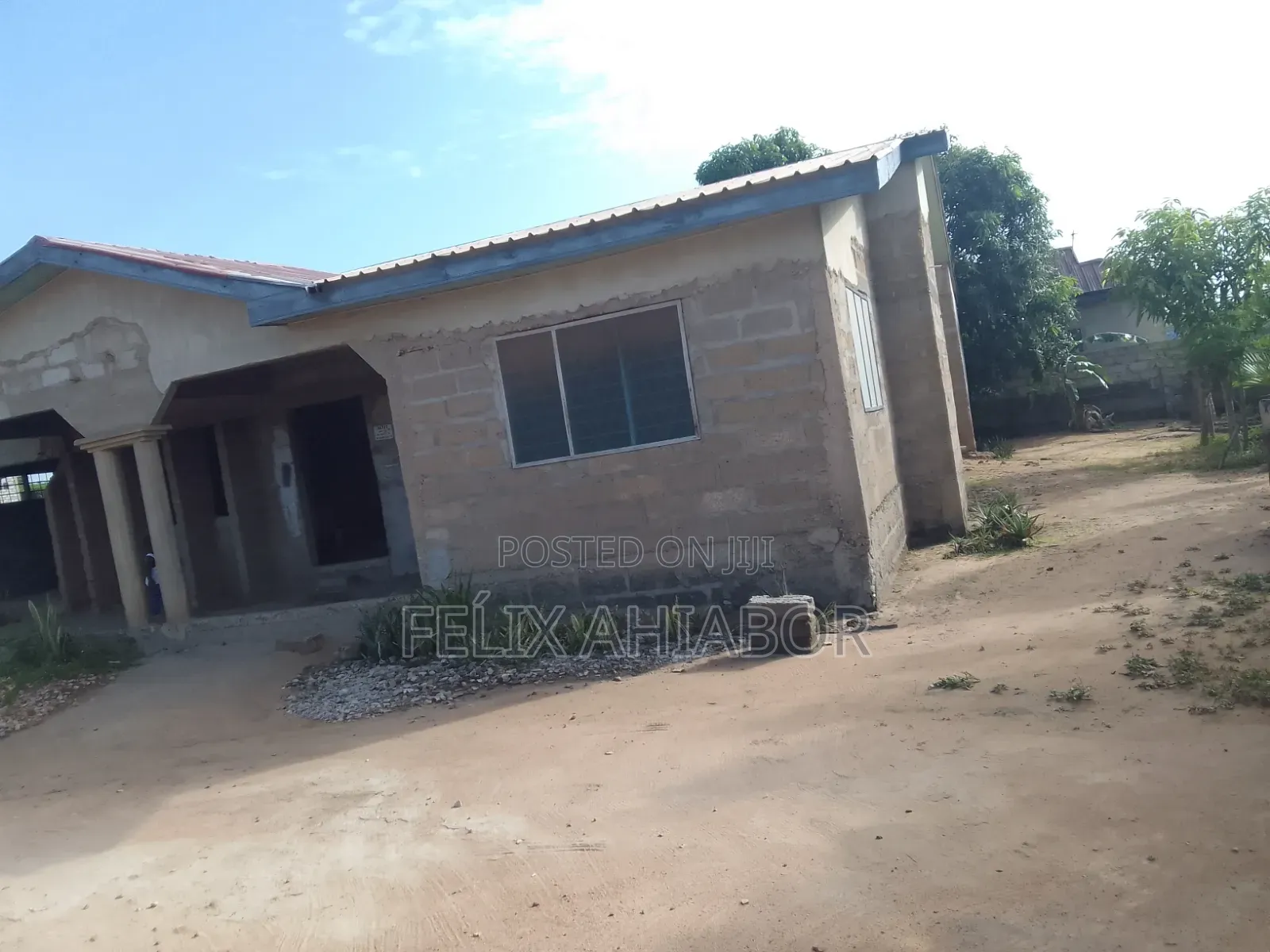 5bdrm House in Ngleshie Amanfro for sale