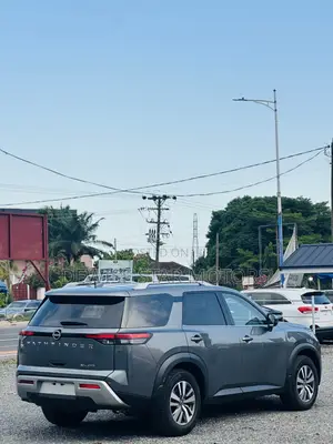 Nissan Pathfinder SL 2022 Gray