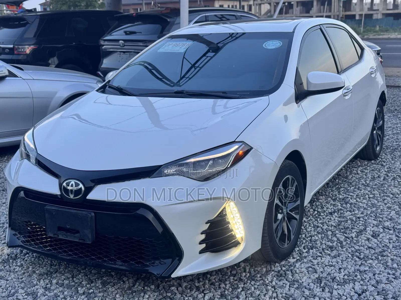 Toyota Corolla XLE (1.8L 4cyl 2A) 2018 White