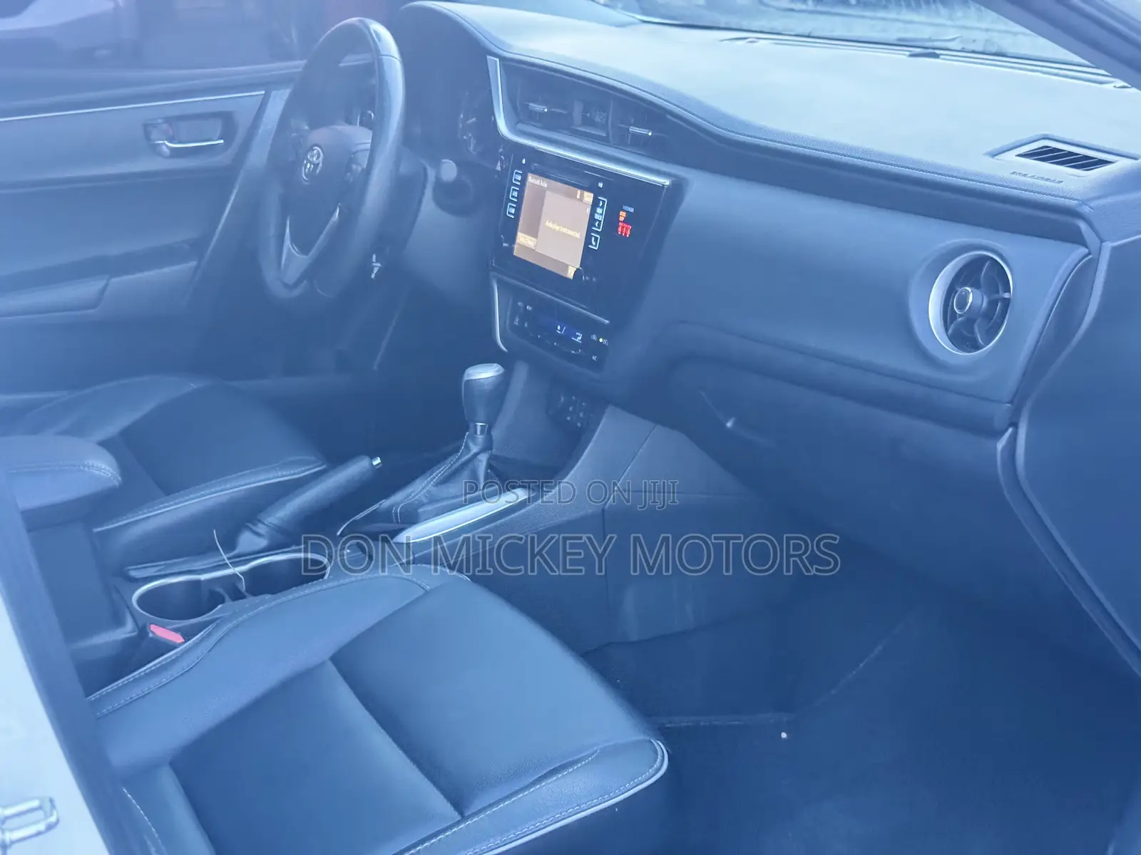 Toyota Corolla XLE (1.8L 4cyl 2A) 2018 White