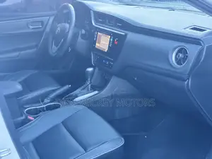 Toyota Corolla XLE (1.8L 4cyl 2A) 2018 White