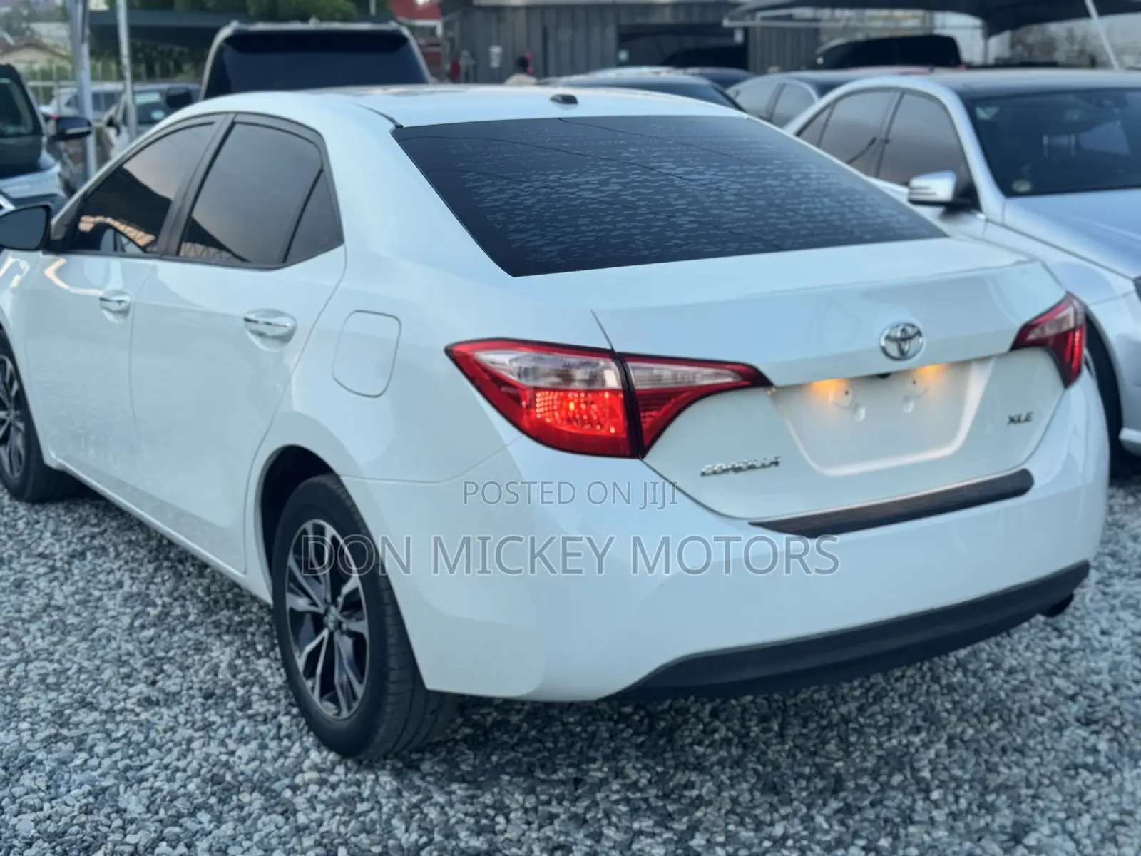 Toyota Corolla XLE (1.8L 4cyl 2A) 2018 White