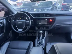 Toyota Corolla XLE (1.8L 4cyl 2A) 2018 White