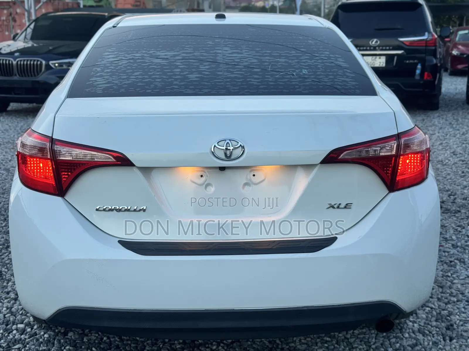 Toyota Corolla XLE (1.8L 4cyl 2A) 2018 White