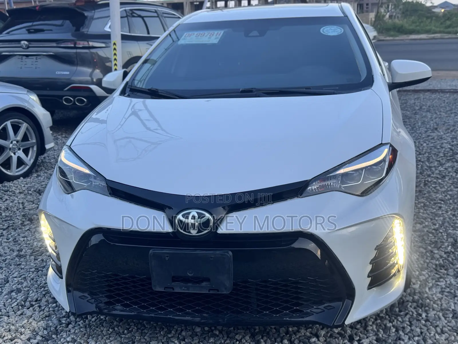 Toyota Corolla XLE (1.8L 4cyl 2A) 2018 White