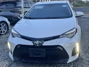 Toyota Corolla XLE (1.8L 4cyl 2A) 2018 White