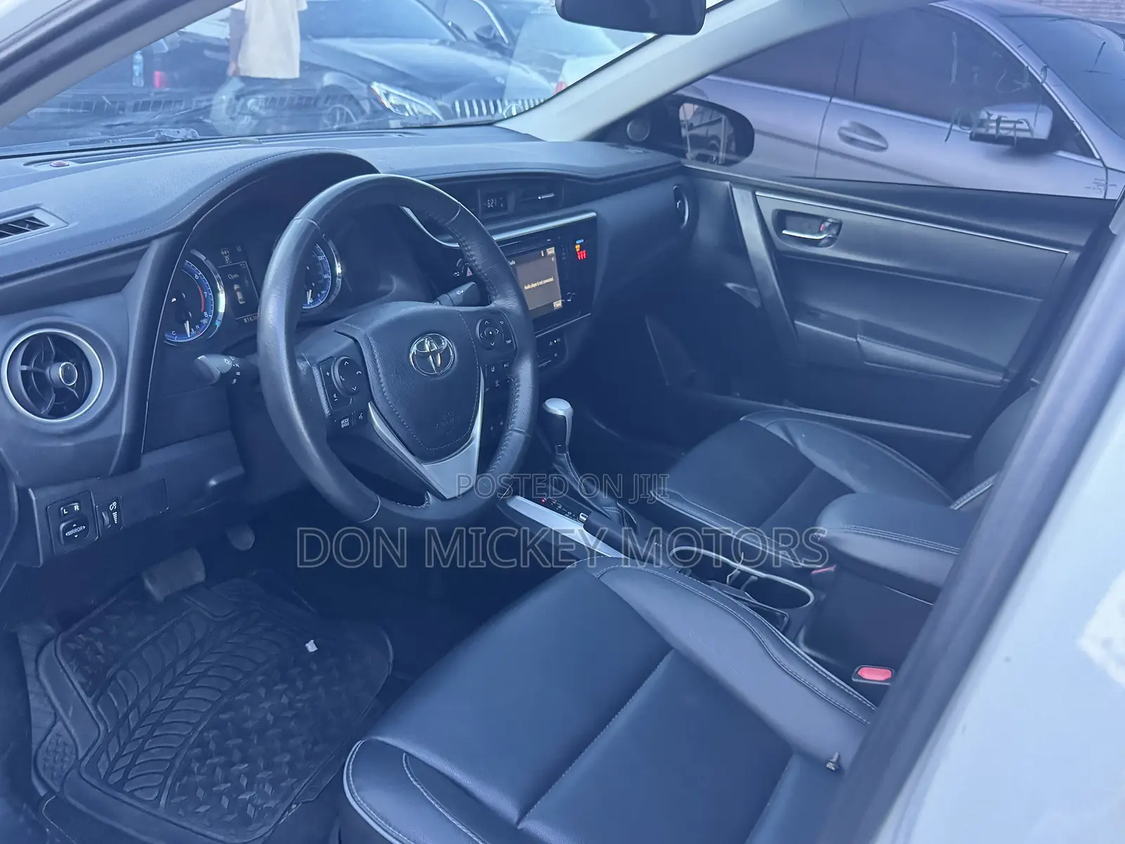 Toyota Corolla XLE (1.8L 4cyl 2A) 2018 White