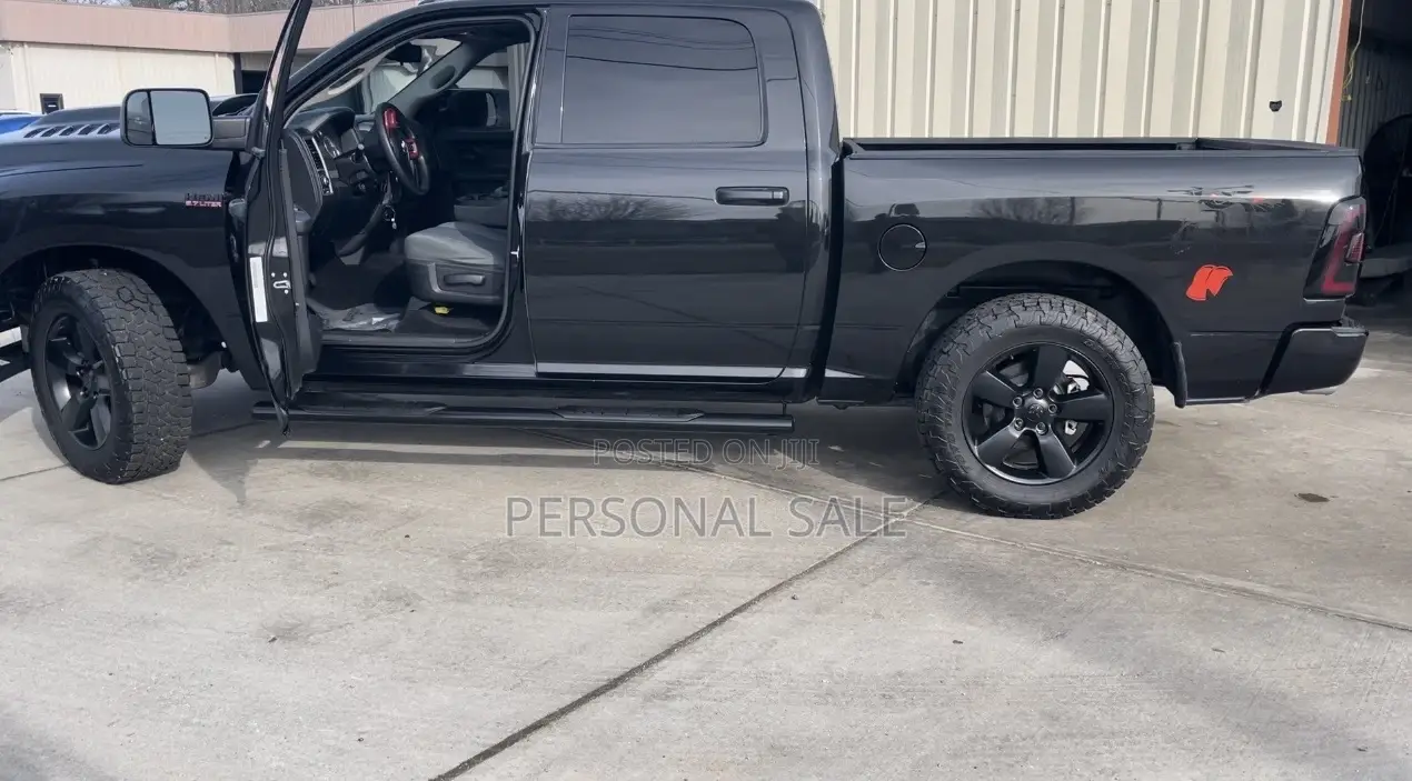 RAM 1500 Tradesman Crew Cab 5.6 ft SB 2023 Black