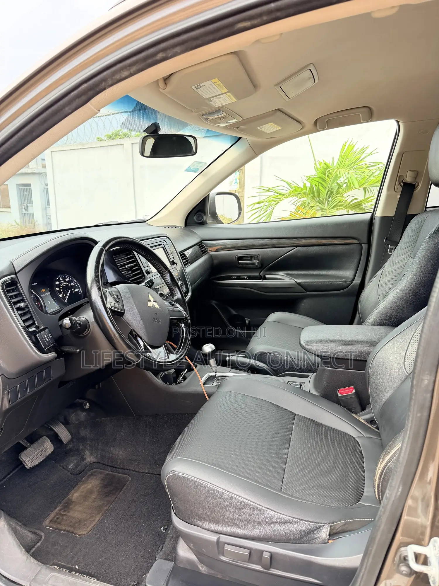 Mitsubishi Outlander 2016 Gold