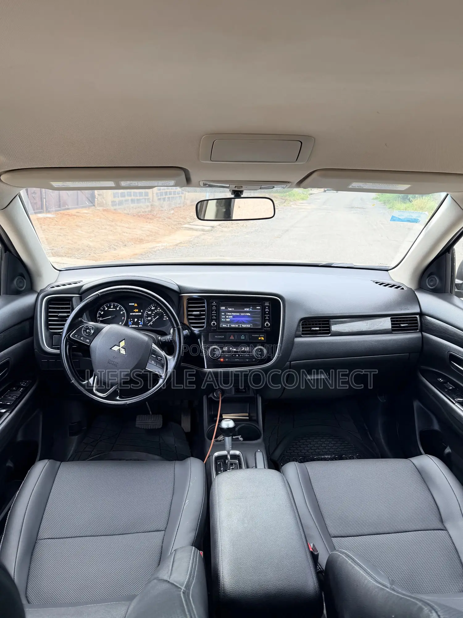 Mitsubishi Outlander 2016 Gold