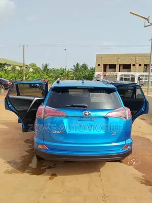 Toyota RAV4 LE AWD (2.5L 4cyl 6A) 2017 Blue