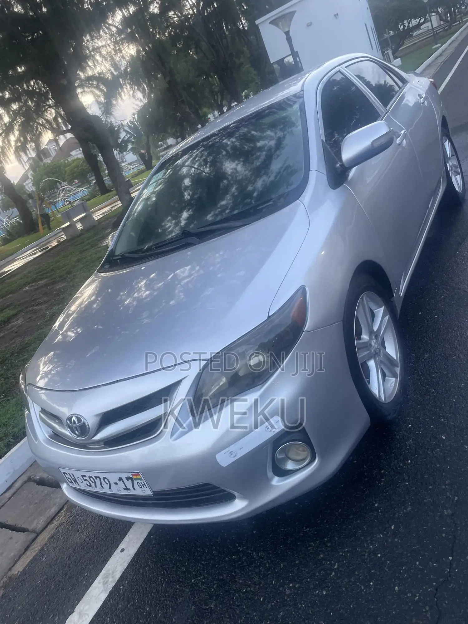 Toyota Corolla L 4dr Sedan (1.8L 4cyl 5M) 2013 Silver