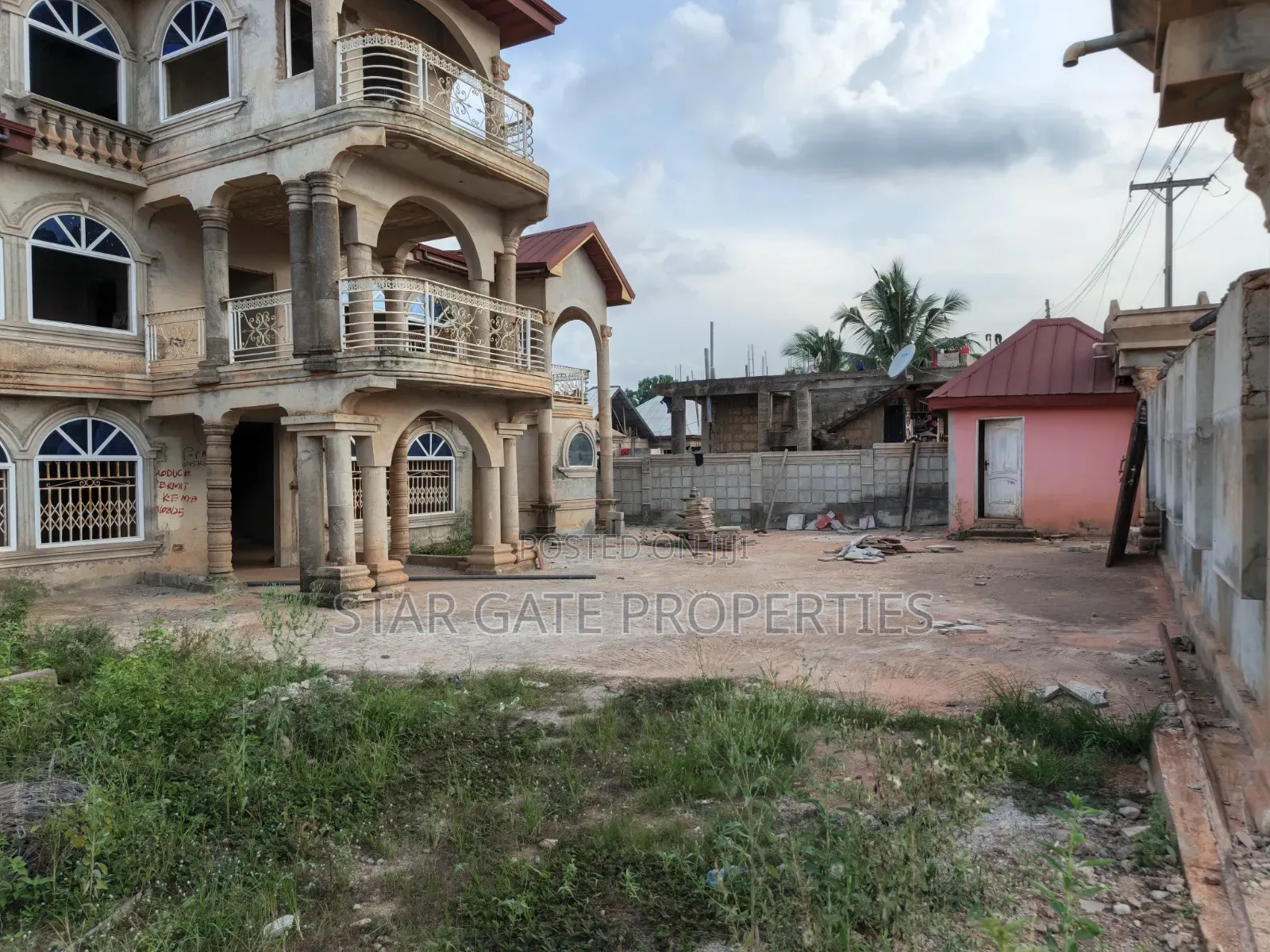 20bdrm House in Kwabre for sale