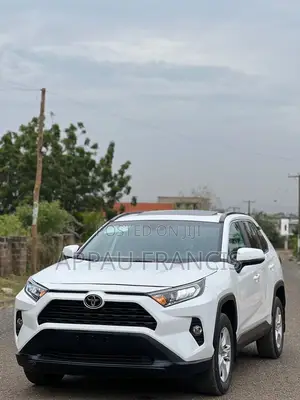 Toyota RAV4 XLE 2021 White