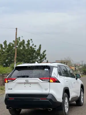 Toyota RAV4 XLE 2021 White
