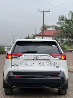 Toyota RAV4 XLE 2021 White