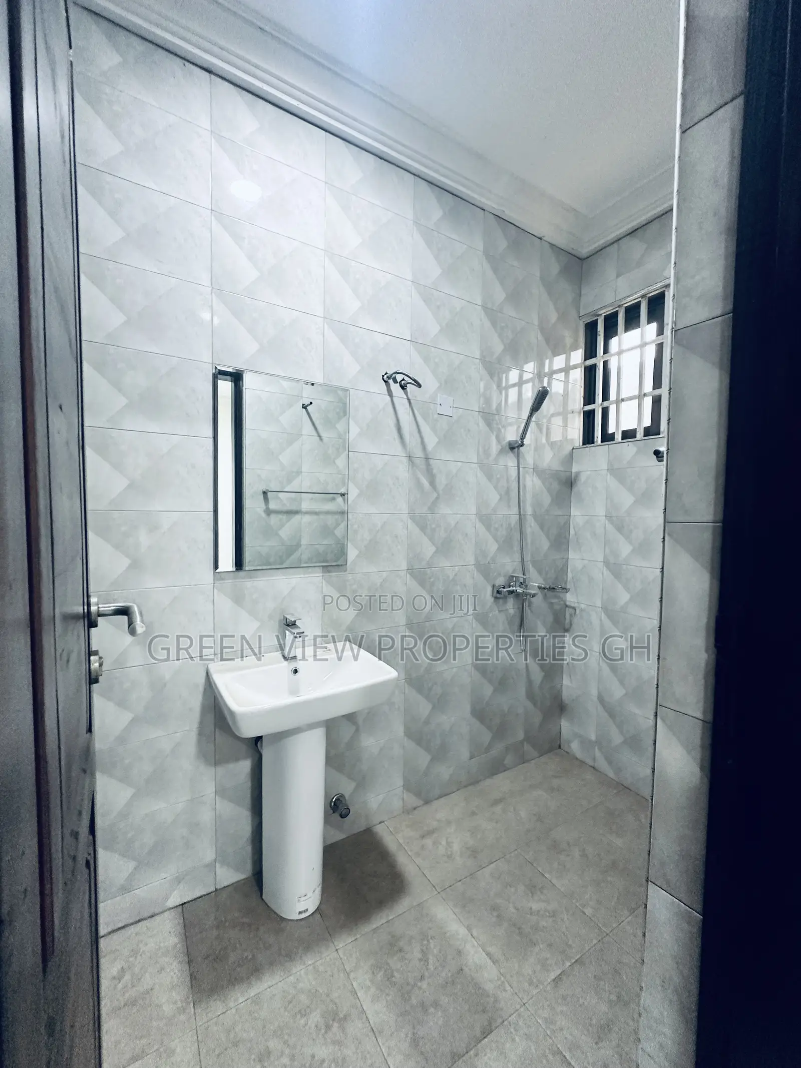 3bdrm Apartment in West Hills Mall Area for rent
