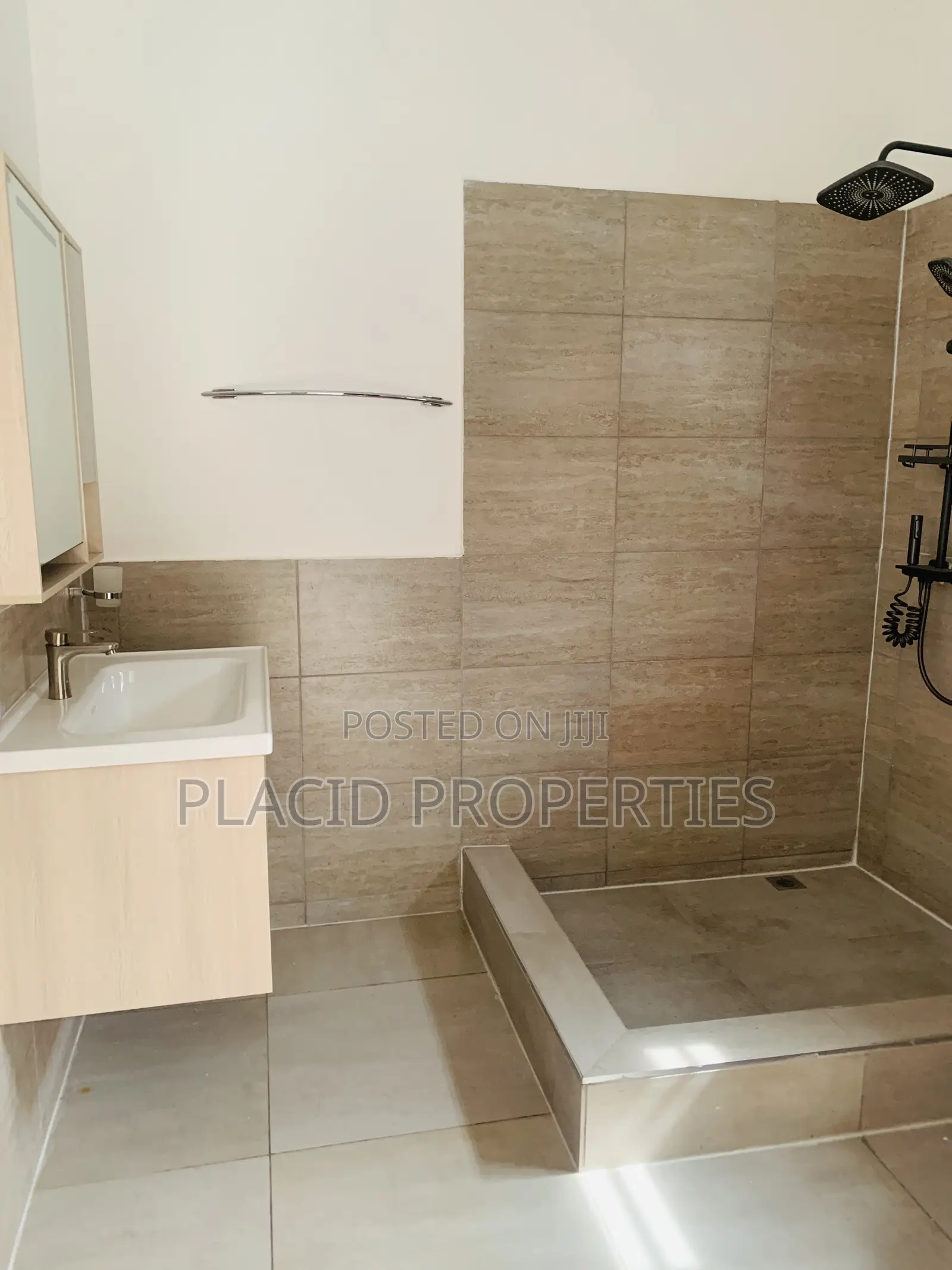 3bdrm House in Adenta ,Accra for sale