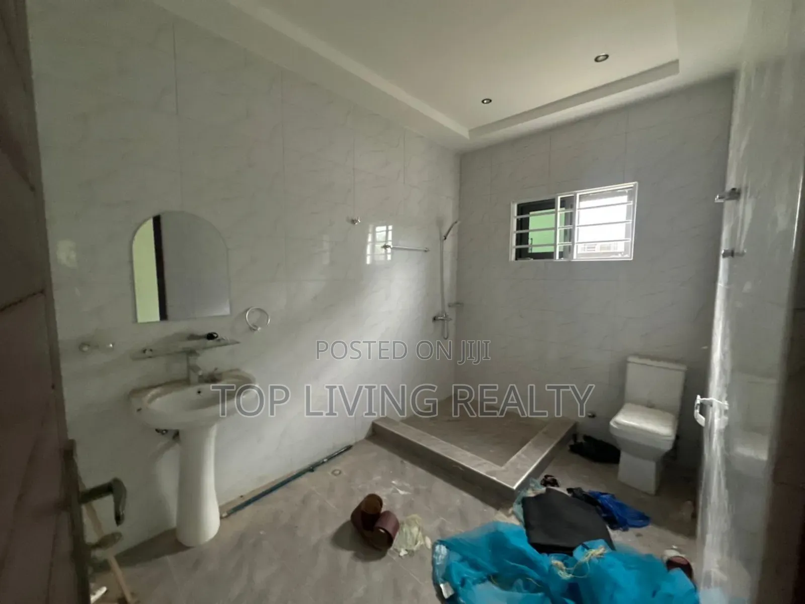 3bdrm Bungalow in Ayi Mensa, Oyarifa Mall Area for sale