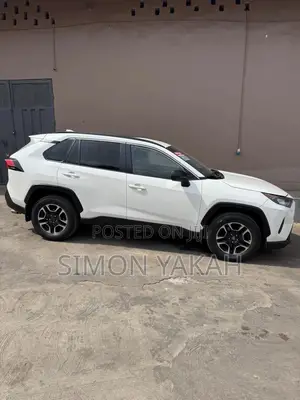 Toyota RAV4 LE AWD 2019 White